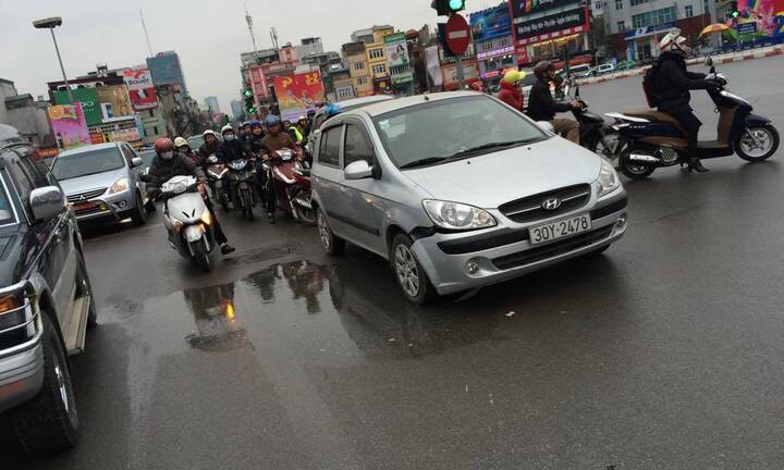 Hà Nội: Thai phụ bị ô tô tông giữa đường