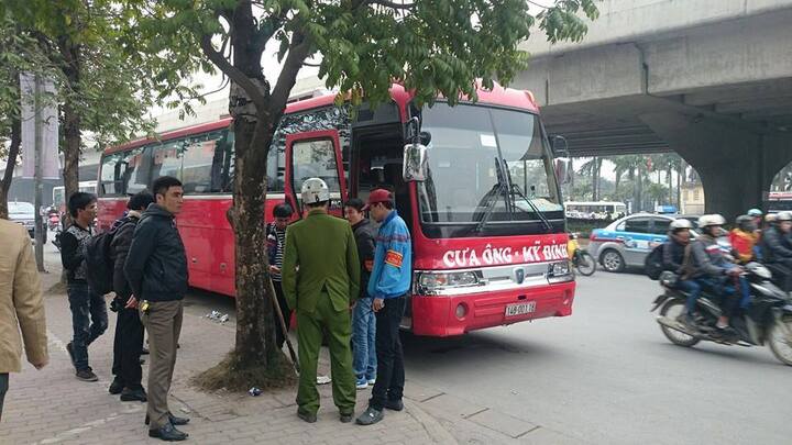 Hà Nội: Xe khách đại náo đường phố, người dân hoảng loạn