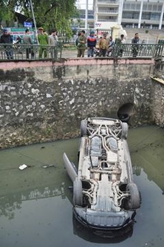 Hà Nội: Siêu xe Audi lật ngửa dưới mương, tài xế thoát chết