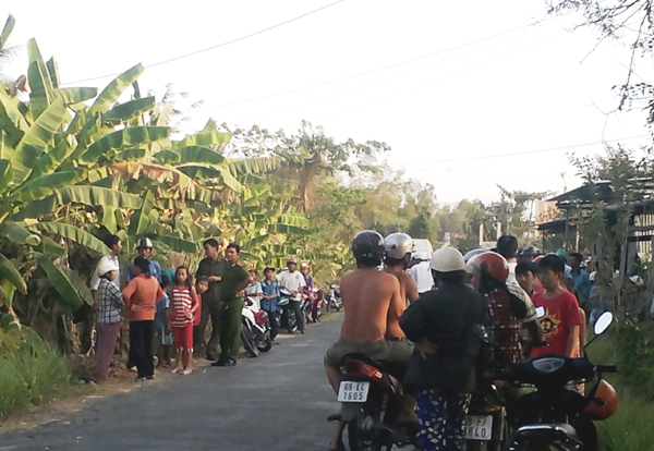 Bé sơ sinh bị vứt trong bọc nilon ven đường đã tử vong