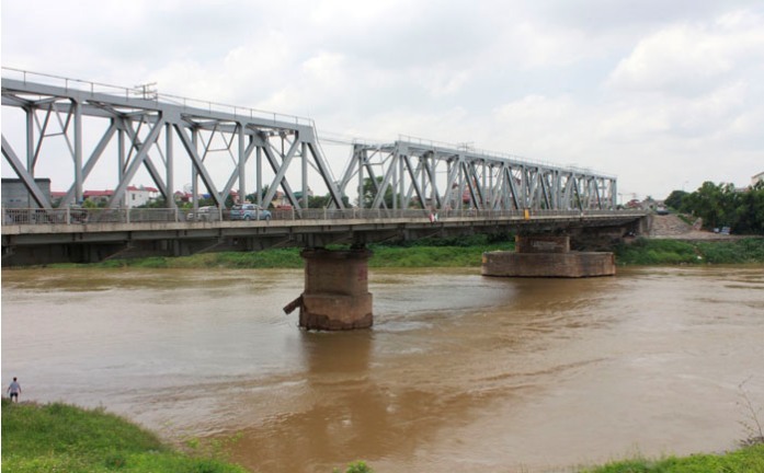 Chồng ném vợ liệt người xuống sông, cây cầu mang tiếng xấu