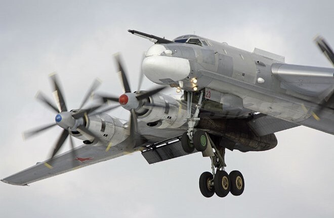 Cận cảnh Tu-95 Bear: Oanh tạc cơ chiến lược Mỹ nói được tiếp dầu tại VN