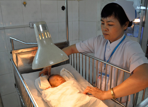 3 trẻ sơ sinh bệnh tật bị cha mẹ bỏ rơi tại bệnh viện