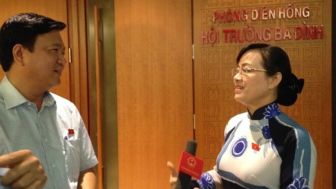 ĐBQH chất vấn Bộ trưởng Đinh La Thăng ngay tại hành lang