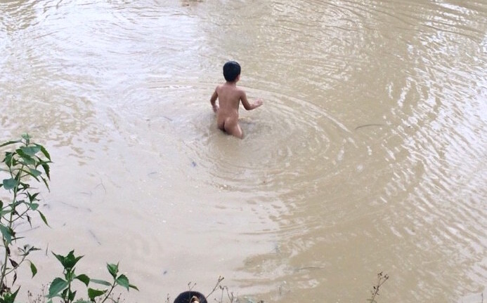 Theo bà đi chặt chuối, 3 chị em chết đuối thương tâm