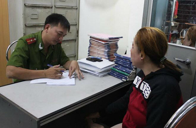 Kích dục cho khách trong quán cà phê, một nữ nhân viên bị bắt