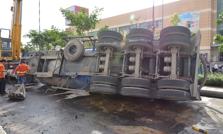 Xe bồn lật giữa đường khiến giao thông ùn tắc 