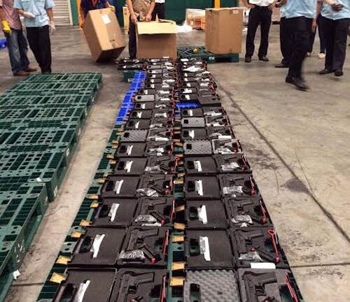 94 khẩu súng, 500 băng đạn cập bến Tân Sơn Nhất