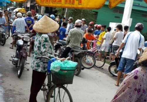 2 côn đồ cầm dao cắt cổ chết nam thanh niên vì va chạm xe máy