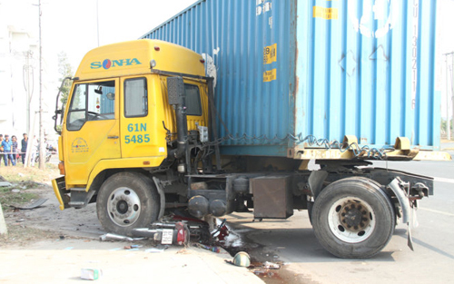 Nạn nhân kêu cứu dưới gầm xe container 