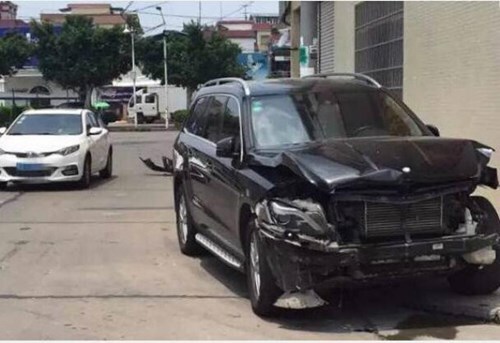 Vợ chồng đại gia đem siêu xe tiền tỷ ra đâm nhau