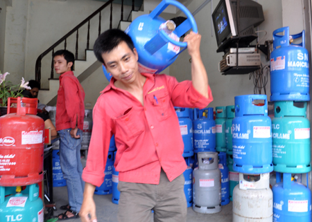 Giá gas giảm 12.000 đồng/bình 12kg từ hôm nay 1/9