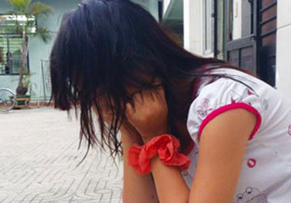 Bỏ nhà đi, thiếu nữ bị hai bạn thay nhau hại đời