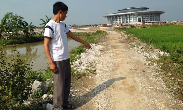 Tin người lạ, thiếu nữ bị hãm hại giữa cánh đồng