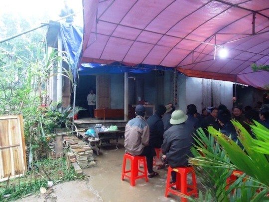 Mẹ bàng hoàng nhìn con bị điện giật tử vong ngay trước mắt