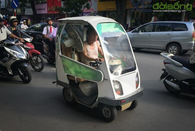 Ôtô điện kiểu dáng lạ lăn bánh trên đường phố Hà Nội