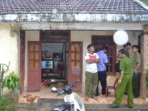 Nghi vợ ngoại tình, cha đổ thuốc độc vào miệng con trai rồi tự tử