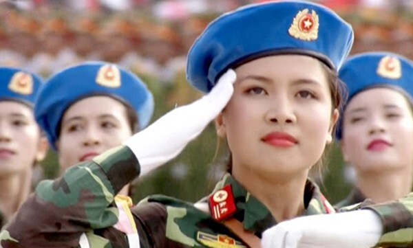 Bóng hồng xinh đẹp diễu binh gây bão Facebook lên tiếng