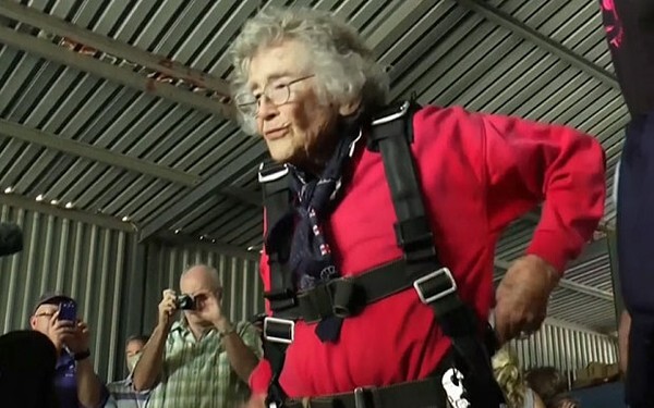 Cụ bà nhảy dù, bơi cùng cá mập nhân dịp sinh nhật 100 tuổi