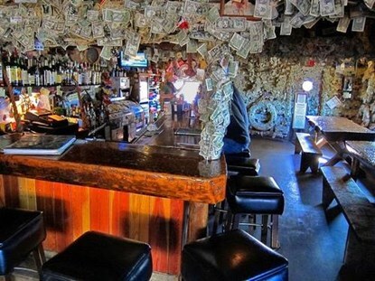Quán bar bằng... đô la hút khách du lịch