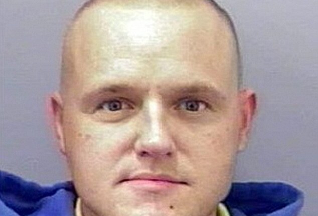 Trong tù vẫn lên facebook 