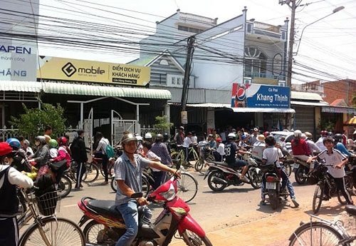 Nữ sinh đánh nhau, gọi “giang hồ” mang mã tấu hỗn chiến trước cổng trường