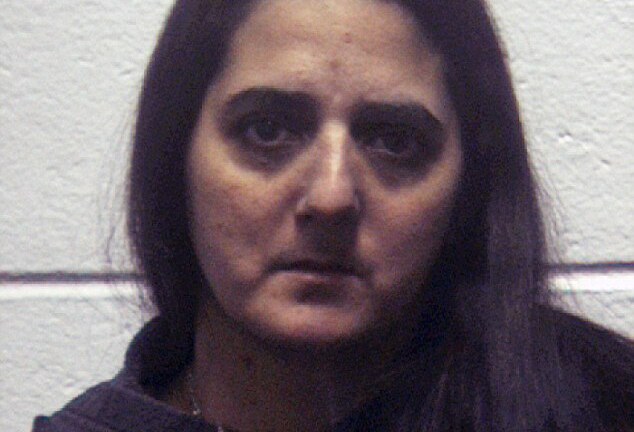 Bản án nào cho mẹ đẻ hướng dẫn cha dượng làm nhục 2 con gái nhỏ?