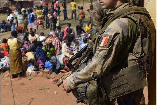 Ghê rợn lính Pháp trao đổi tình dục đồng giới với trẻ em