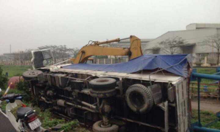 Hy hữu: Tài xế ngủ gật lao xe vào đầu máy xúc