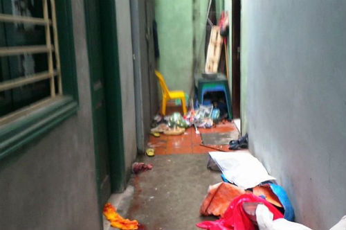 Mặc người phụ nữ van xin, ông thông gia vẫn chém nhiều nhát