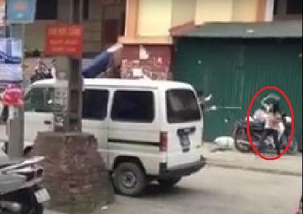 Xôn xao cô gái dùng kim tiêm đe dọa người ở Hà Nội
