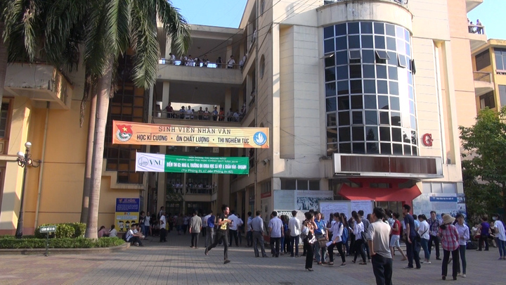 Phụ huynh vạ vật chờ đón sỹ tử trong buổi thi đánh giá năng lực