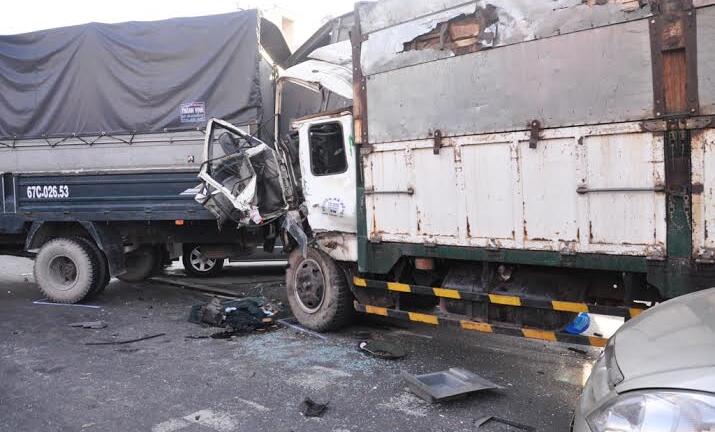 7 xe ô tô gặp tai nạn liên hoàn khi chờ đèn đỏ