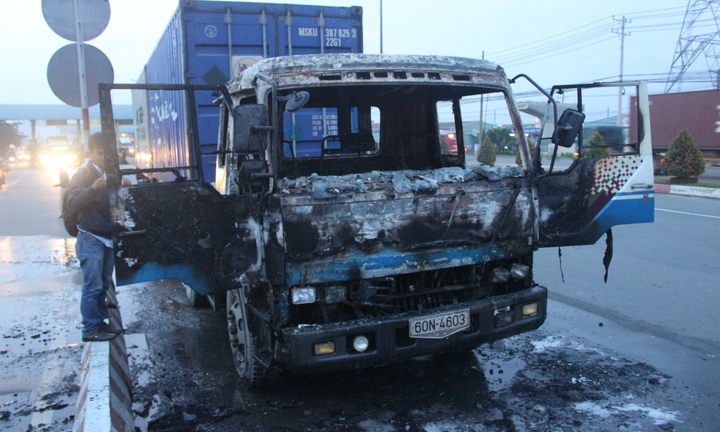 Hốt hoảng đầu kéo container bốc cháy giữa đường