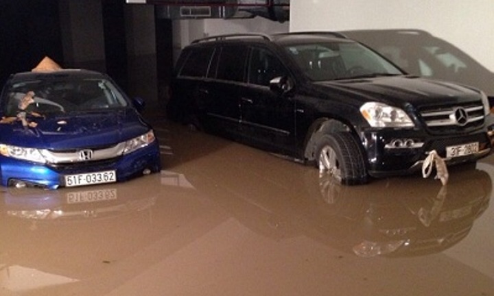 Cả trăm xe chìm trong nước dưới tầng hầm: Thiệt hại gần 2 tỷ đồng
