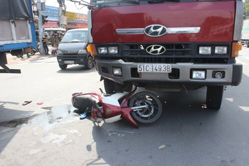 Va chạm với xe container, nam thanh niên nguy kịch