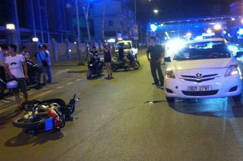Hà Nội: Nam thanh niên đấu đầu xe taxi nguy kịch