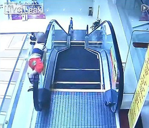 Sững sờ  nhìn bé trai 2 tuổi rơi từ đỉnh cầu thang xuống sàn