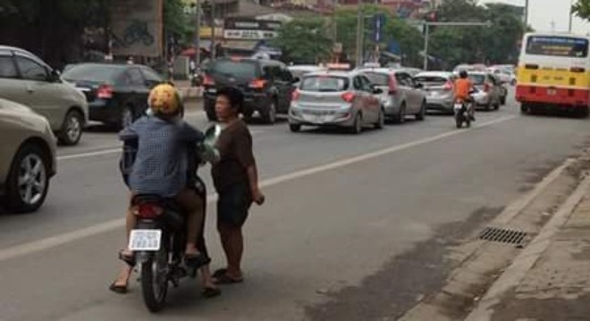Xuất hiện người phụ nữ lột ngược áo 