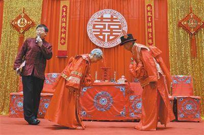 Hai con trai làm đám cưới cho bà mẹ 78 tuổi