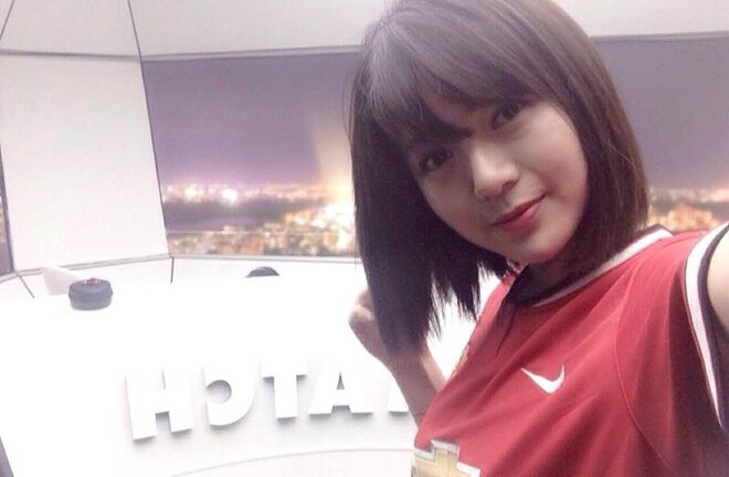 Nụ cười toả nắng của fan nữ M.U ở derby Manchester