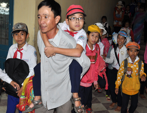 Cảm động cha nghèo tám năm cõng ước mơ cho con bại liệt