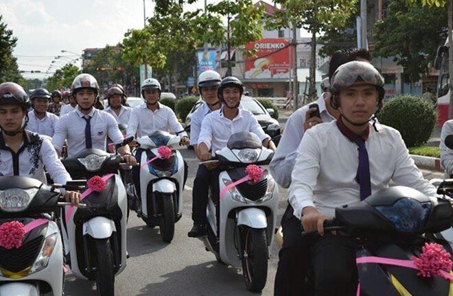 Đám cưới đón dâu bằng dàn SH siêu khủng tại Biên Hòa