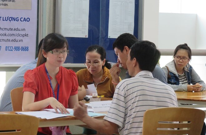  Trong 2 ngày đầu, hàng nghìn thí sinh nộp hồ sơ xét tuyển NV1 