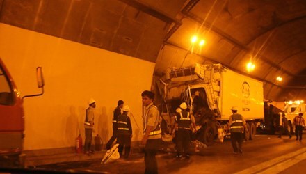 Xe tải chở hàng đông lạnh mất lái trong hầm Hải Vân, một người chết