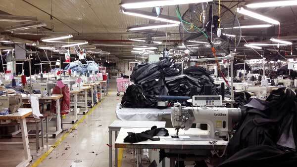 Tát đồng nghiệp, bị đồng nghiệp cầm kéo đâm chết