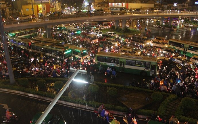 Mưa lớn tại Sài Gòn: Đường phố kẹt xe chưa từng thấy trong lịch sử