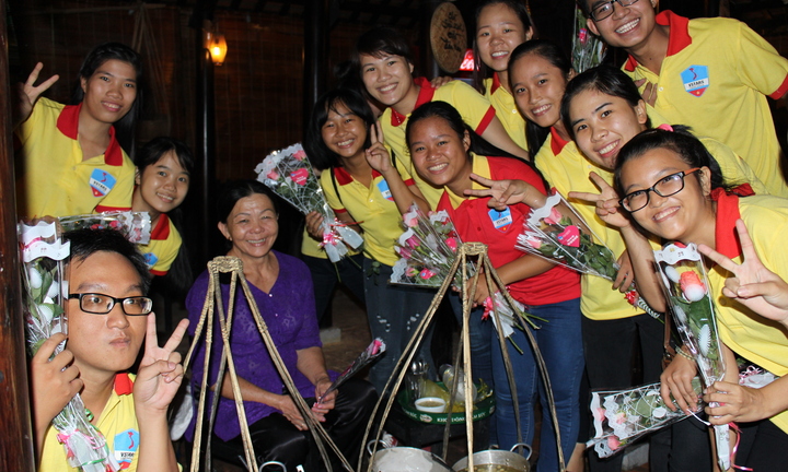 Thừa Thiên - Huế: 10.000 bông hồng trao tay những phụ nữ không có 20/10