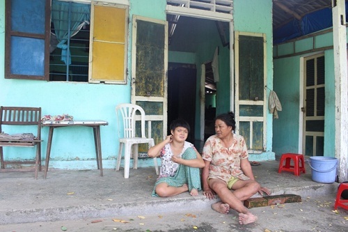 Khó khăn chồng chất, mẹ bán rau nuôi con gái bại não