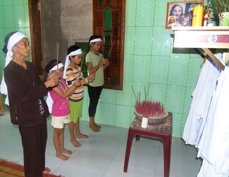 Đau đớn cảnh 3 đứa trẻ chưa chịu hết tang cha đã phải đội tang mẹ